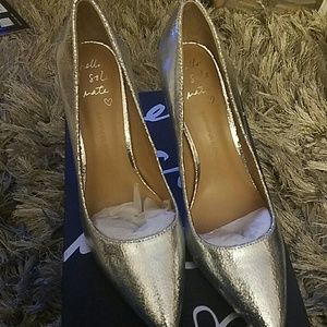 Banana Republic silver color pump. Brand new